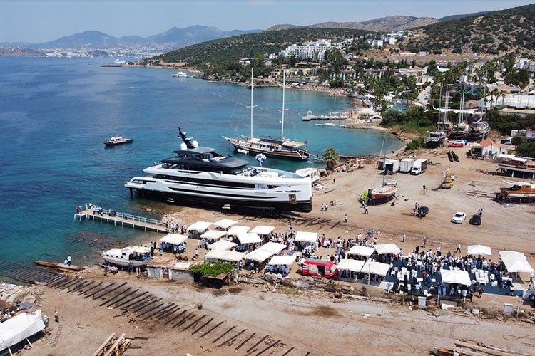 Bodrum'da üretilen süper yat denize indirildi