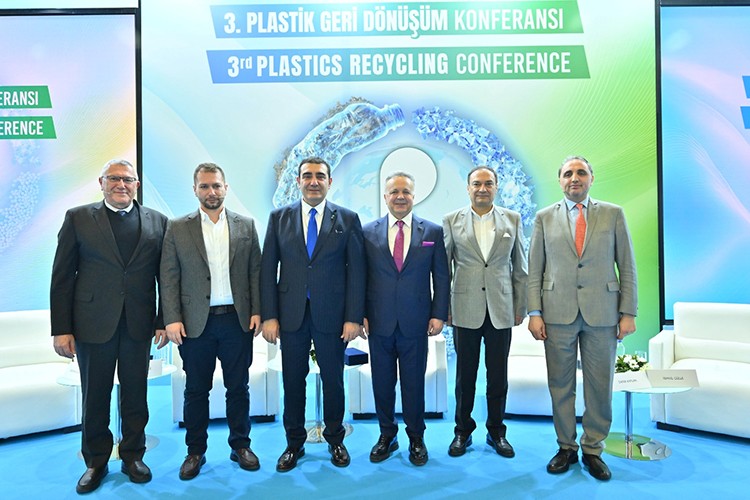Gardıroplarda yaklaşık 500 milyon ton atıl kıyafet var