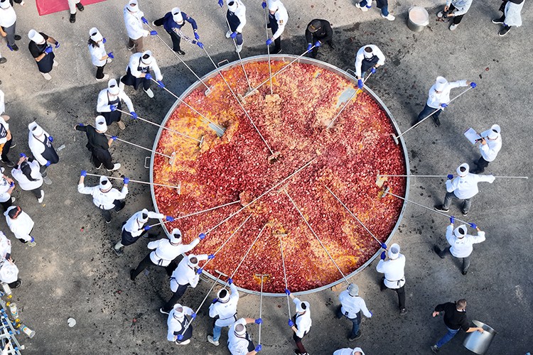 Dünyanın en büyük sucuklu yumurtası
