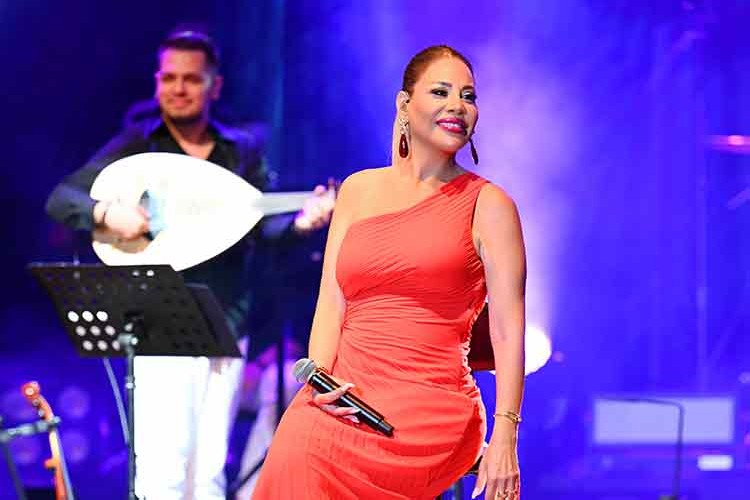 Ege rüzgarı Linet şarkılarıyla esti...