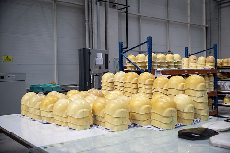 Avrupalı askere Türk miğferi