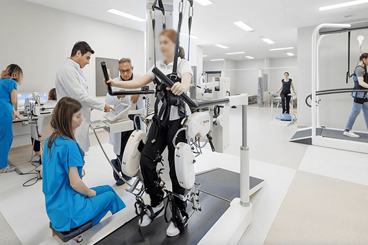 Depremde felç kalanları robotlar ayağa kaldırıyor