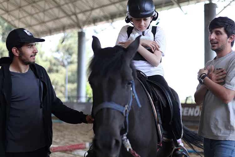 Gebze'de Özel Çocuklara Atlı Terapi Desteği