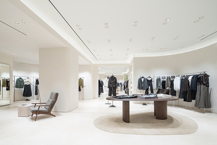 Yeni mağaza konseptiyle yeniden açıldı