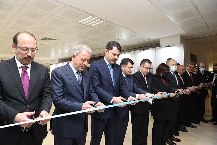 Bakan Kurum ile Bakan Akar,