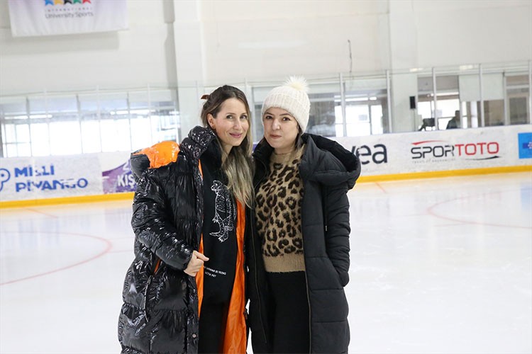 Ev kadınları "Buzun Sultanları" projesiyle buz pateniyle tanışıyor