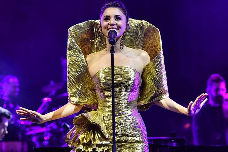 Altın elbiseli kadın