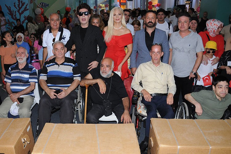 Engellilere tekerlekli sandalye, halka gram altın dağıttı