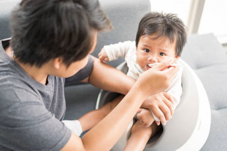 Bebeklerde geçmeyen reflünün nedeni besin alerjisi olabilir