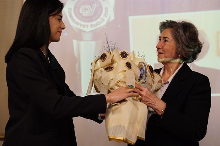 19. Çağdaş Yaşam Cumhuriyet Ödülü Nazan Moroğlu'na verildi