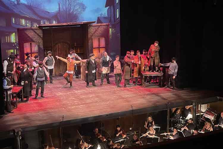 Mersin'de "Damdaki Kemancı" müzikalinin prömiyeri yapıldı