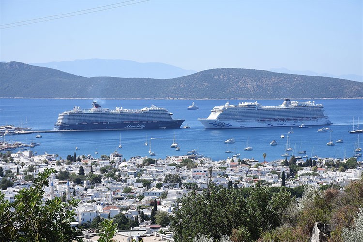 Bodrum'a iki kruvaziyerle 3 bin 308 yolcu geldi