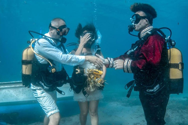Deniz tutkunu çift su altında evlendi