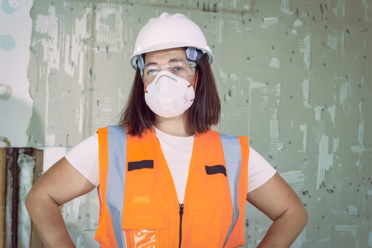 Standart dışı baret ve maskeye geçit yok