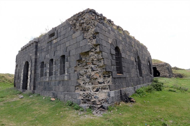 Kars'taki "Gemli Tabya" turizme kazandırılmayı bekliyor