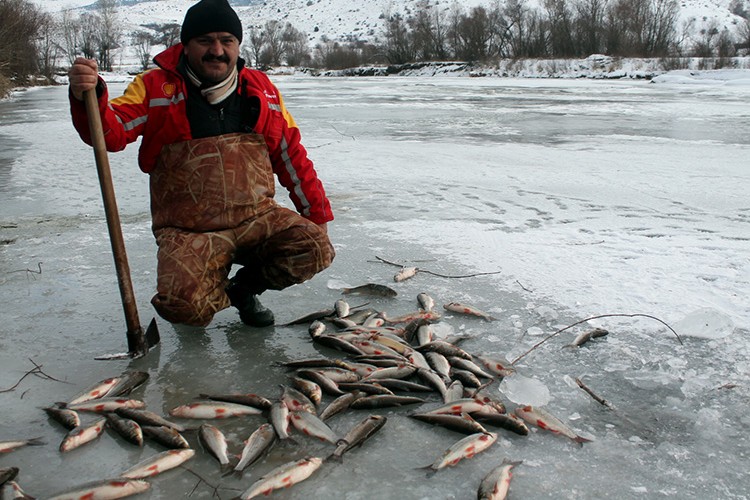 Balıkçıların buzda ekmek mücadelesi
