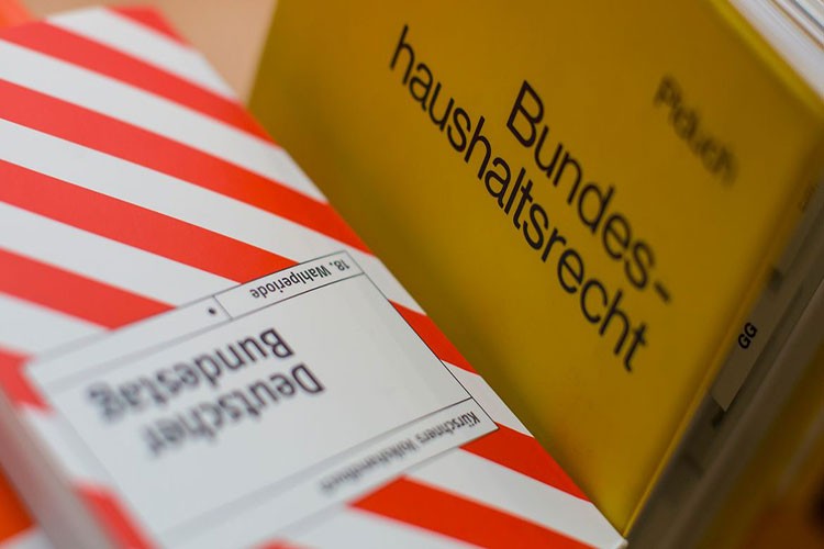 Alman hükümeti yeni bütçede kemer sıkacak