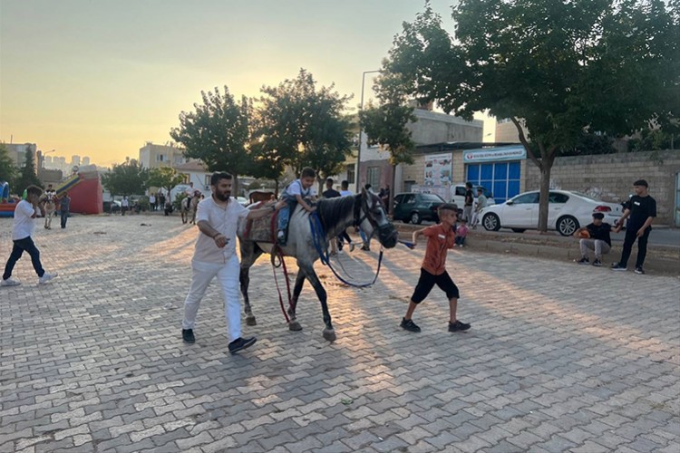 "Bayram yeri" geleneği çocukların neşesine neşe katıyor