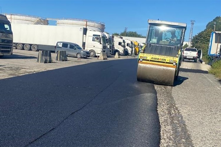 Hopa Limanı'nda yol bakım çalışması