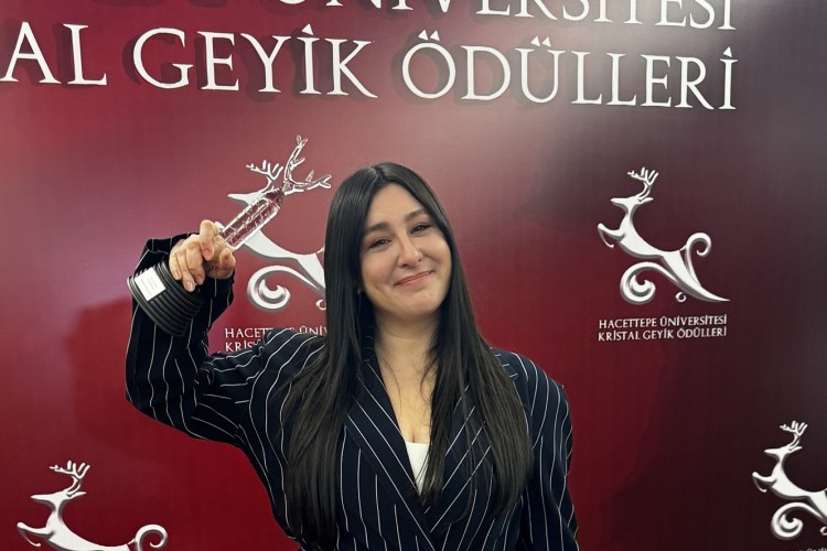 Yasemin Sakallıoğlu Yılın En İyi Komedyeni Seçildi