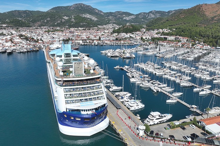 "Marella Discovery 2" kruvaziyeri Marmaris'e 1736 turist getirdi