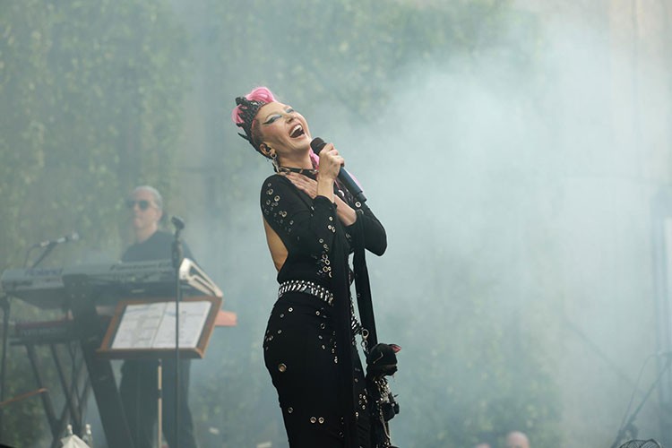 Cuma İş Çıkışı'nda Hande Yener Sahnedeydi