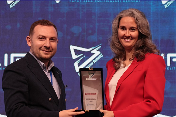 AI Tomorrow Summit 2024'te E-Yemek Ödülünün Sahibi Yemeksepeti