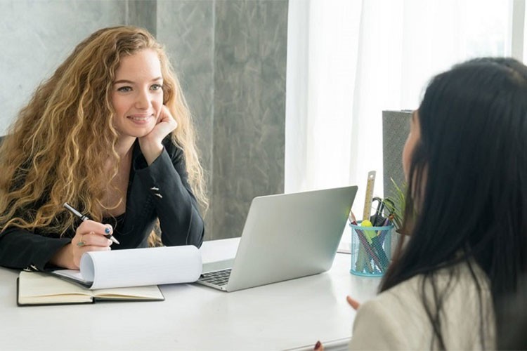 Mülakatta işe alım uzmanlarına sormanız gereken 12 soru