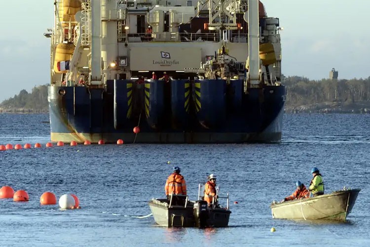 Denizin altında hibrit savaş mı başladı?