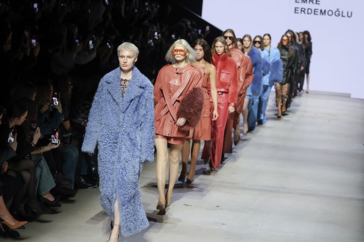 Cennetin batısında, kadının devrimi başlıyor