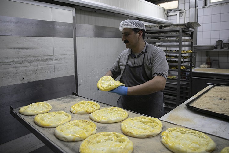 Fırınlarda pide mesaisi