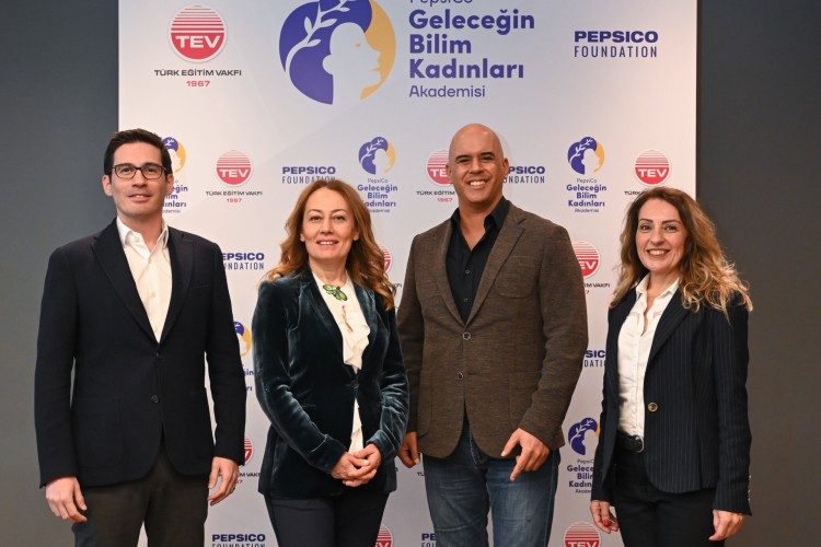 STEM Alanında Eğitim Gören Kız Öğrencileri Desteklemeye Devam Ediyor