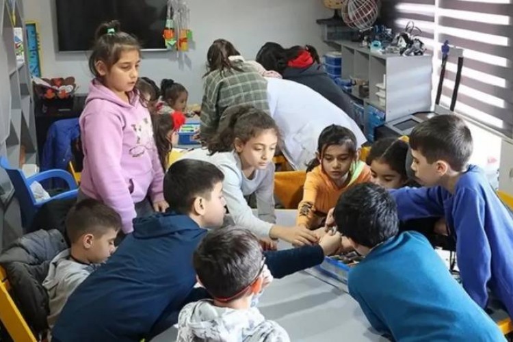 Türk Eğitim Derneği, depremzede öğrencilere umut olmaya devam ediyor