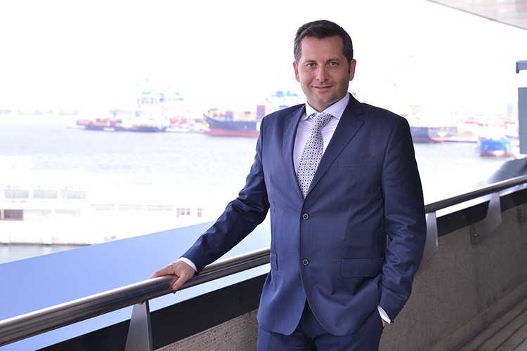 Gözleri büyük pastada