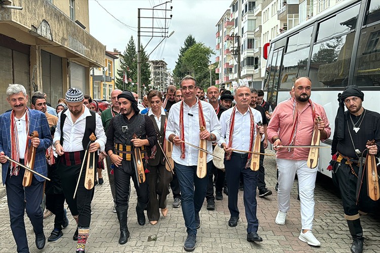 Trabzon'da 61 kemençeci kortej yürüyüşü yaptı