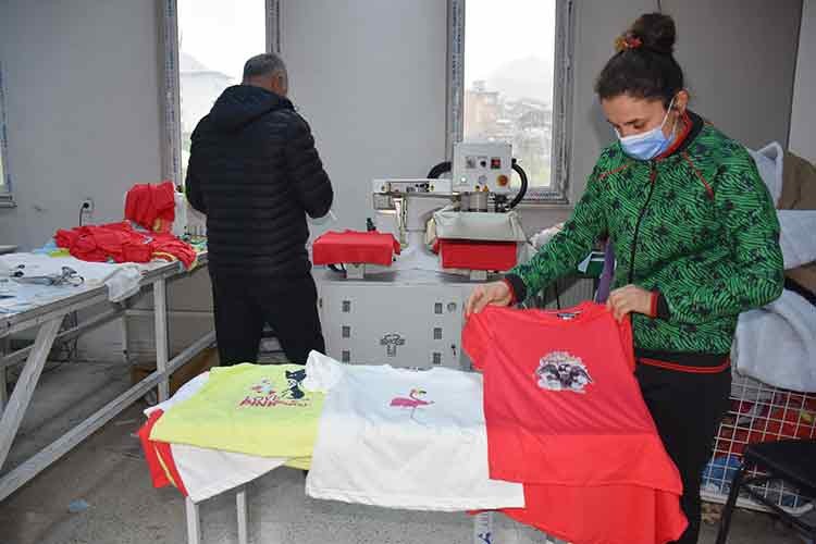 Kurduğu tekstil atölyesi kadınlara iş kapısı oldu