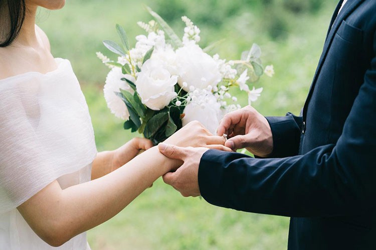 Evlenecek gençlere indirim desteği sağlayan firma sayısı artıyor