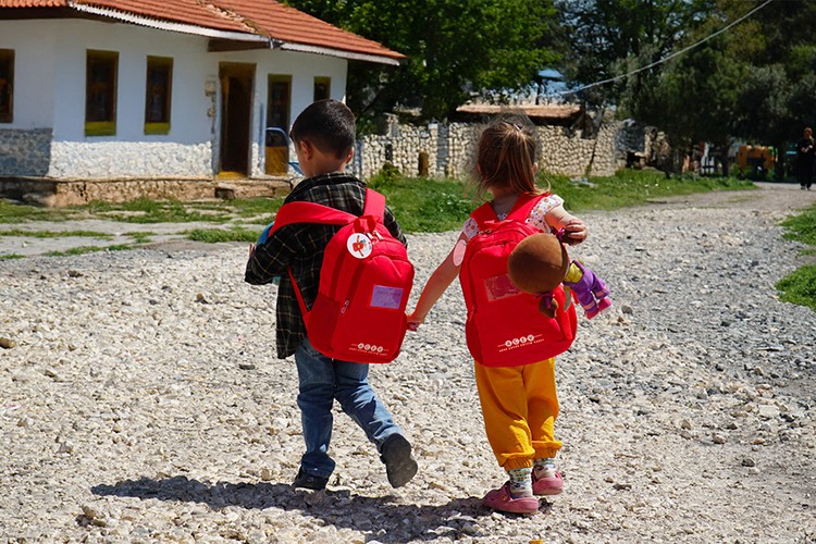Okulun ilk gününde ihtiyaç sahibi çocuklara destek