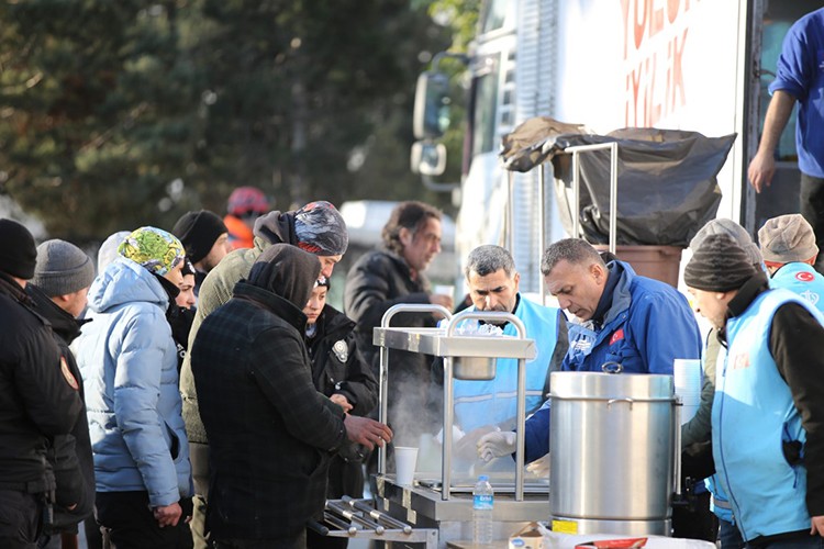 3 bin kişilik sıcak yemek ikram ediyor