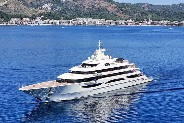 Lüks yat "Alaiya" Marmaris'te yakıt ikmali yapıldı