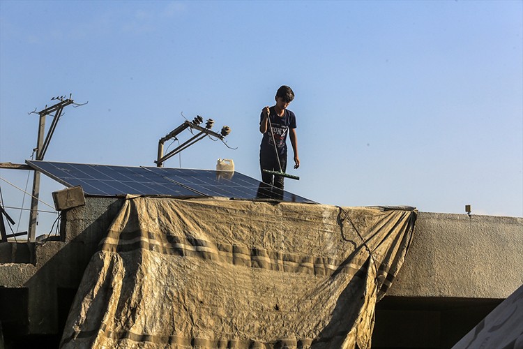 Gazze'de halk güneş enerjisine yöneliyor