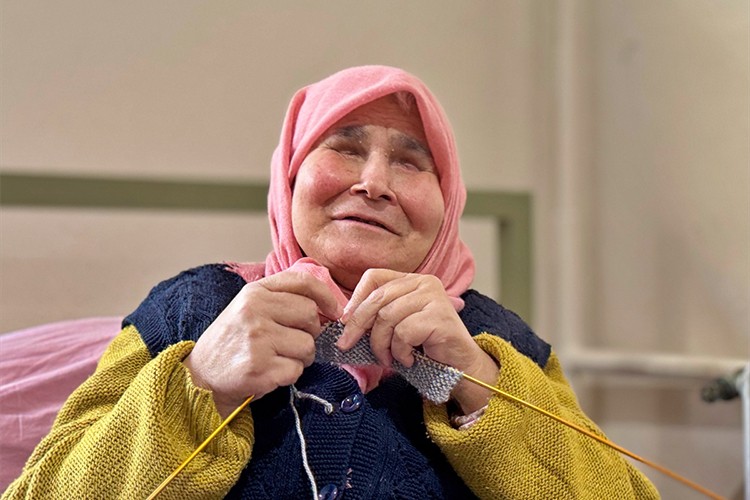 Görme engelli Hamide teyze ördüğü örgülerle hayata bağlanıyor