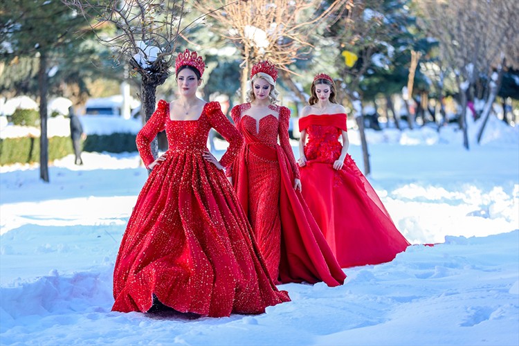 Diyarbakır'da kar üstünde defile düzenlendi