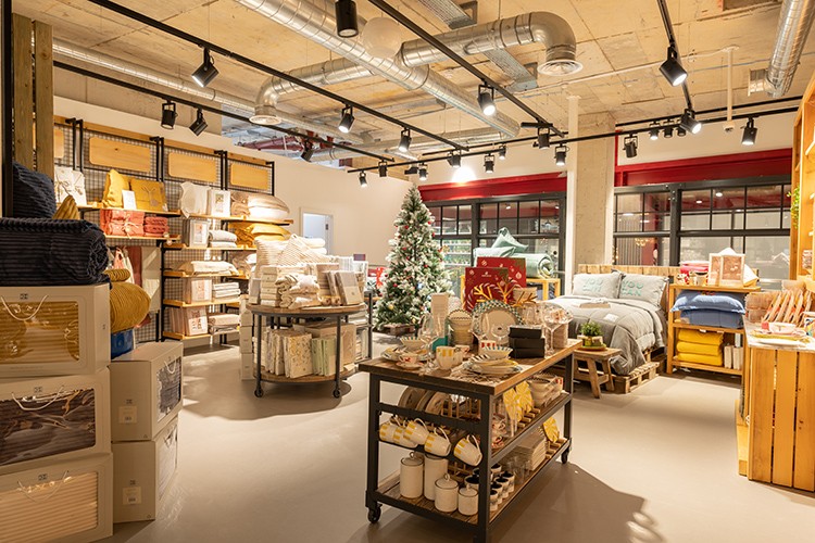 Karaca İngiltere'deki İlk Mağazasıyla Londra'da