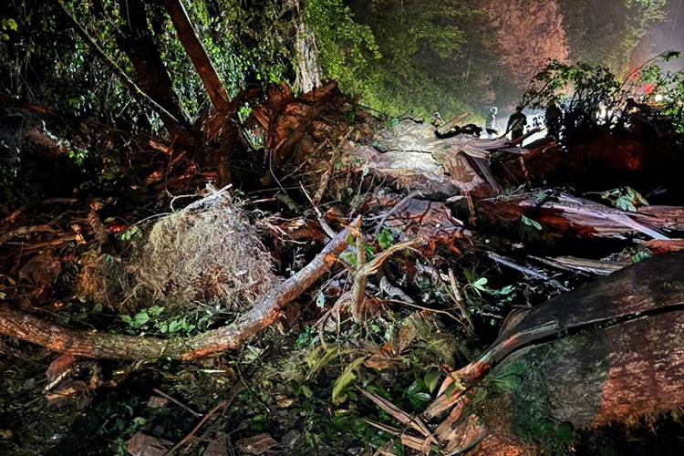 ze'de heyelan nedeniyle kapanan yol ulaşıma açıldı