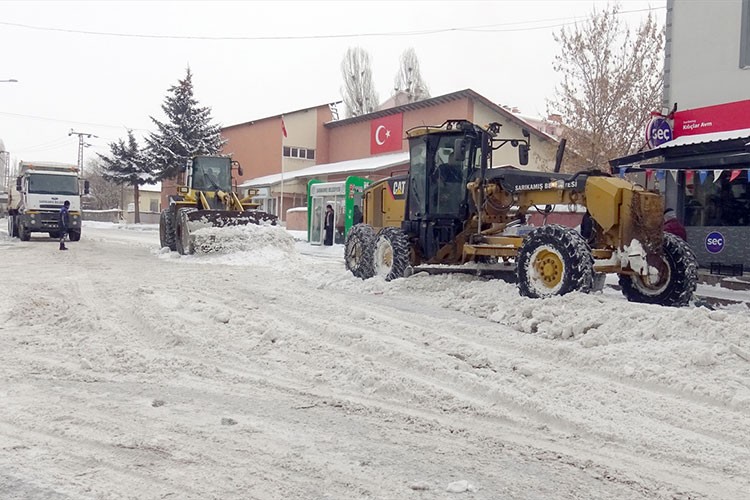 Biriken karlar, kamyonlarla ilçe dışına taşınıyor