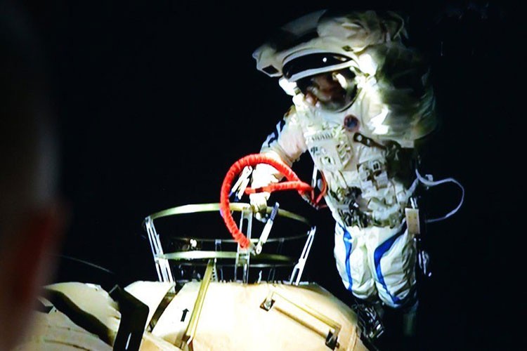 Çin'in taykonot ekibi ilk uzay yürüyüşünü yaptı