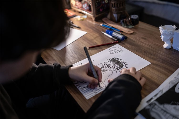 Harçlıklarını sermaye yaparak karikatür dergisi çıkarıyorlar