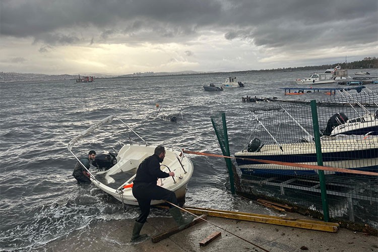 Kocaeli, Bolu ve Düzce'de sağanak ve fırtına günlük yaşamı olumsuz etkiledi