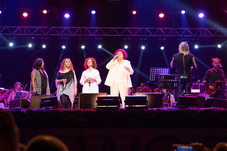 Yeğenleriyle aynı sahnede buluştu